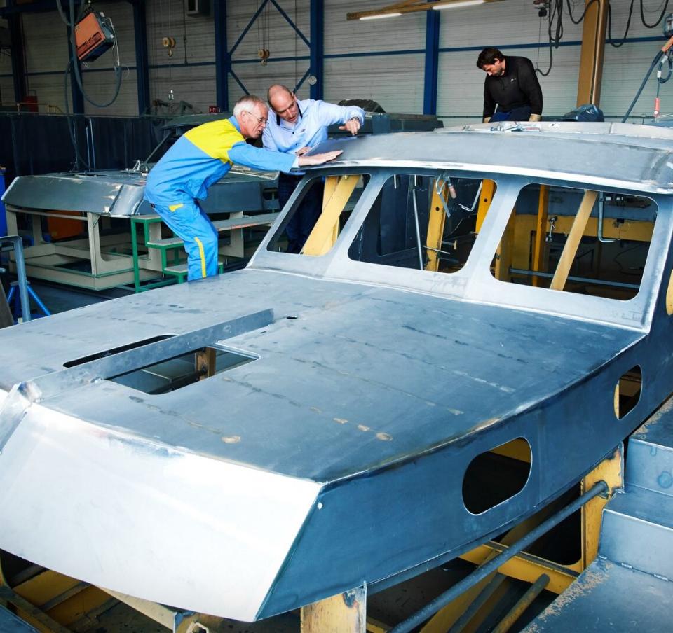 Tata Steel operative working together with Linssen on a new yacht being built